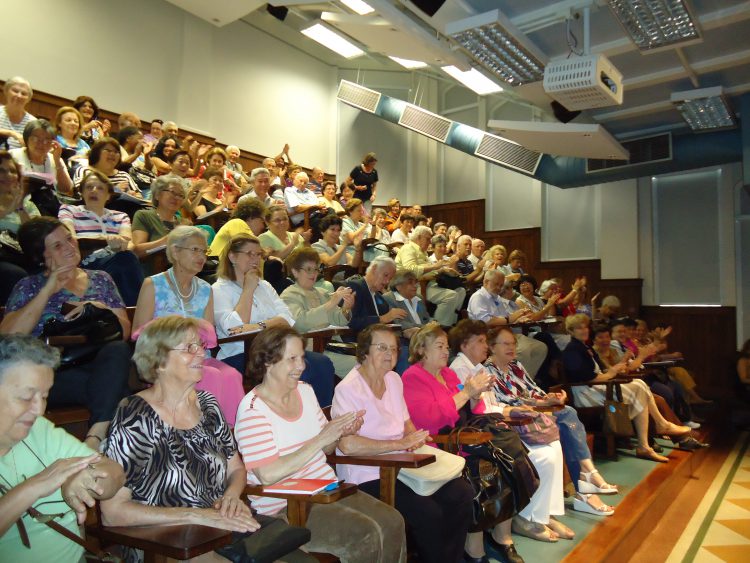 Seniors join in a lecture at USP’s Medical College.