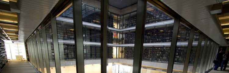 Vista interna dos corredores com estantes de livros da Biblioteca Brasiliana da USP