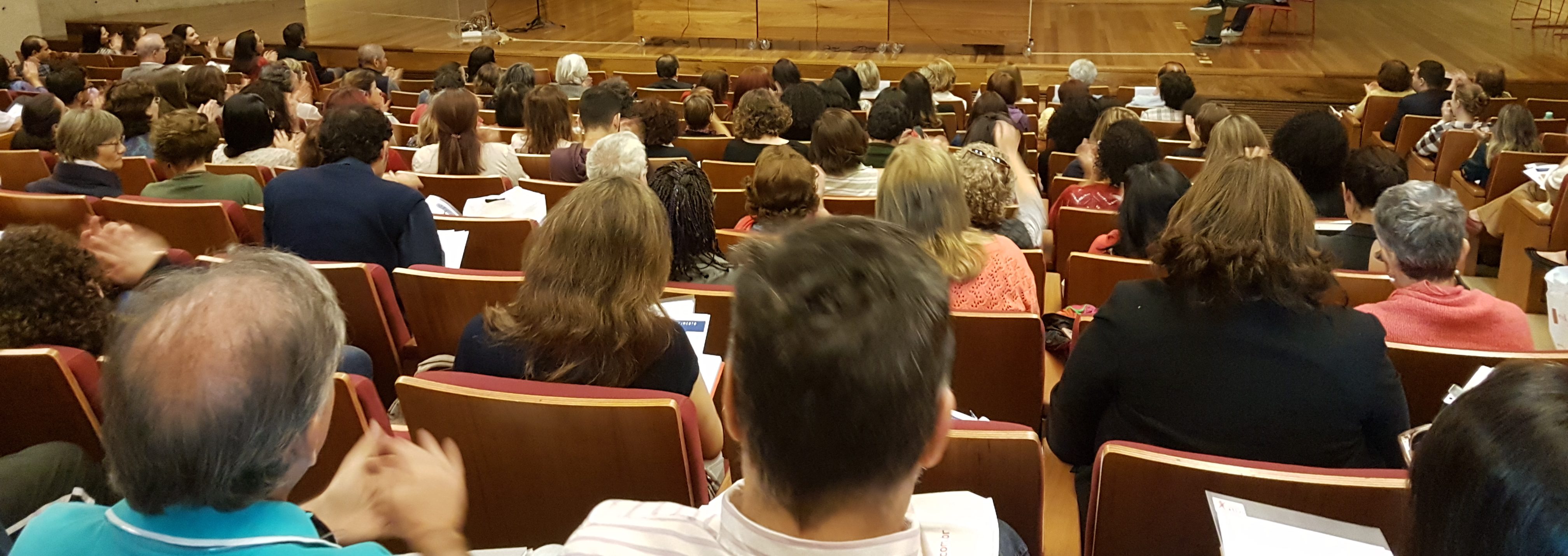 Público heterogêneo em auditório lotado marca evento da USP sobre envelhecimento ativo