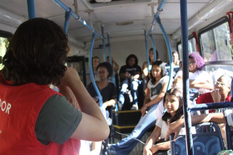 Monitor Conversa Com Estudantes No ônibus Do Giro Cultural Usp