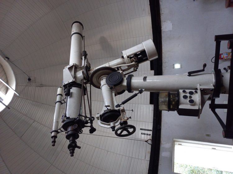 Imagem do telescópio Zeiss dentro da cúpula do observatório astronômico no Parque CienTec