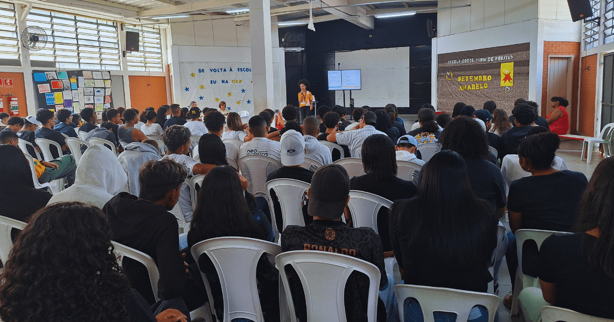 20250724 Alunos acompanham a palestra de Paula no projeto De volta a escola Eu na USP Foto Elcio Silva | Projeto especial da USP leva estudantes para inspirar jovens em 421 escolas públicas do estado de São Paulo Escolas Públicas - 20250724 Alunos Acompanham A Palestra De Paula No Projeto De Volta A Escola Eu Na Usp Foto Elcio Silva